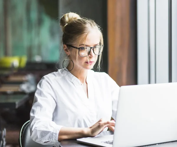 businesswoman-working-laptop copia